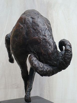 Souplesse is een steenbok van brons.| bronzen beelden en tuinbeelden van Jeanette Jansen |